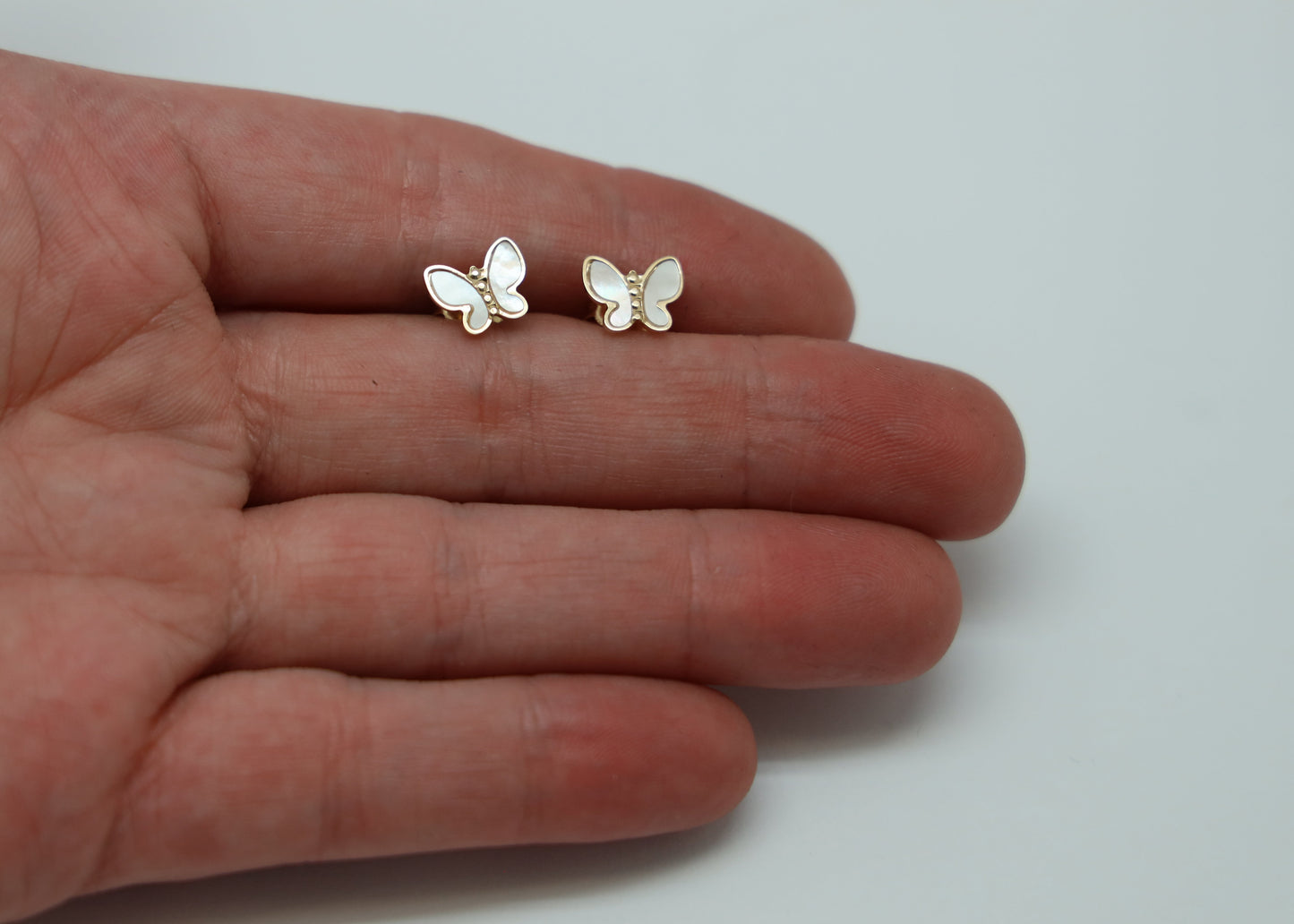 ARETES MARIPOSA MADRE PERLA