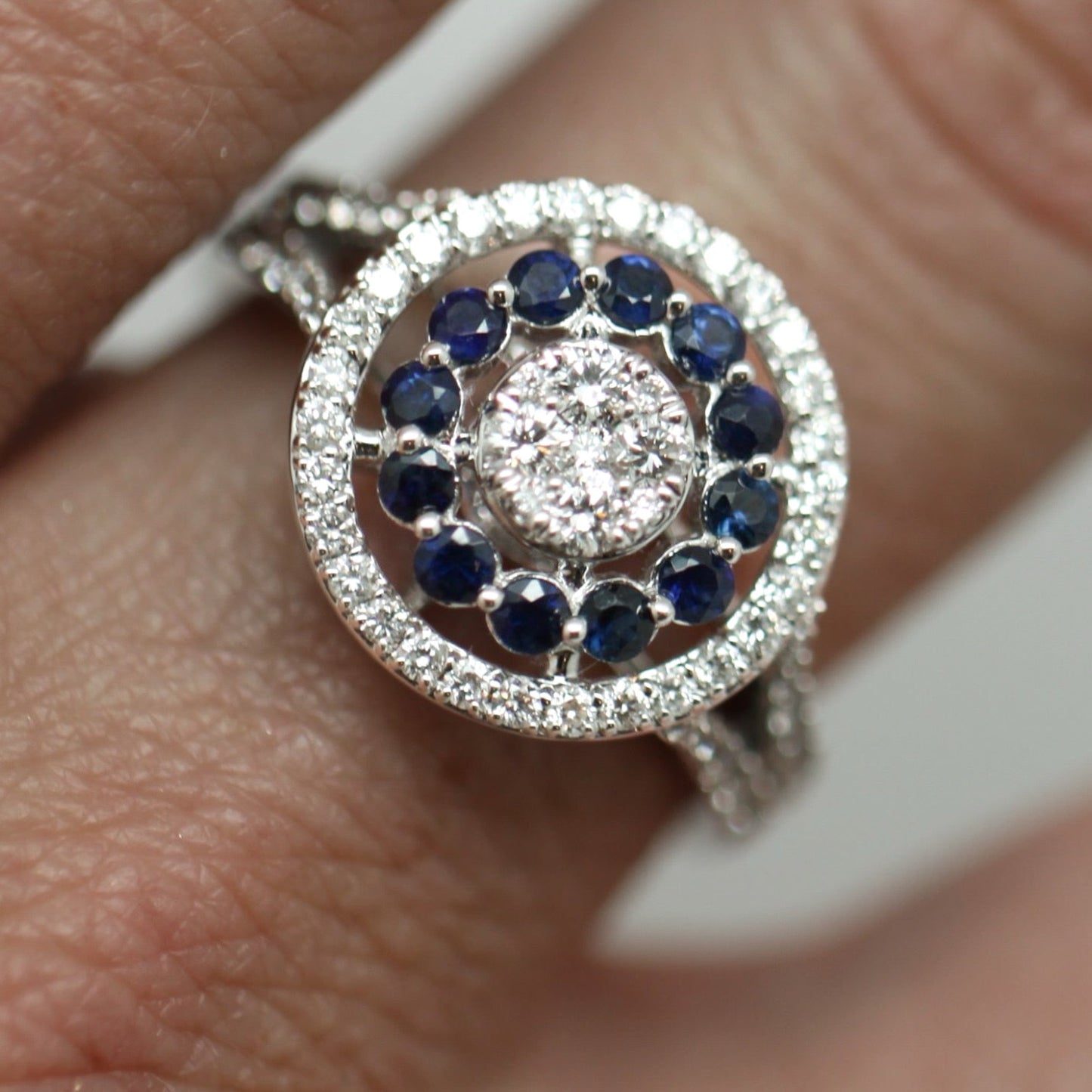 ANILLO REDONDO ZAFIRO Y DIAMANTES