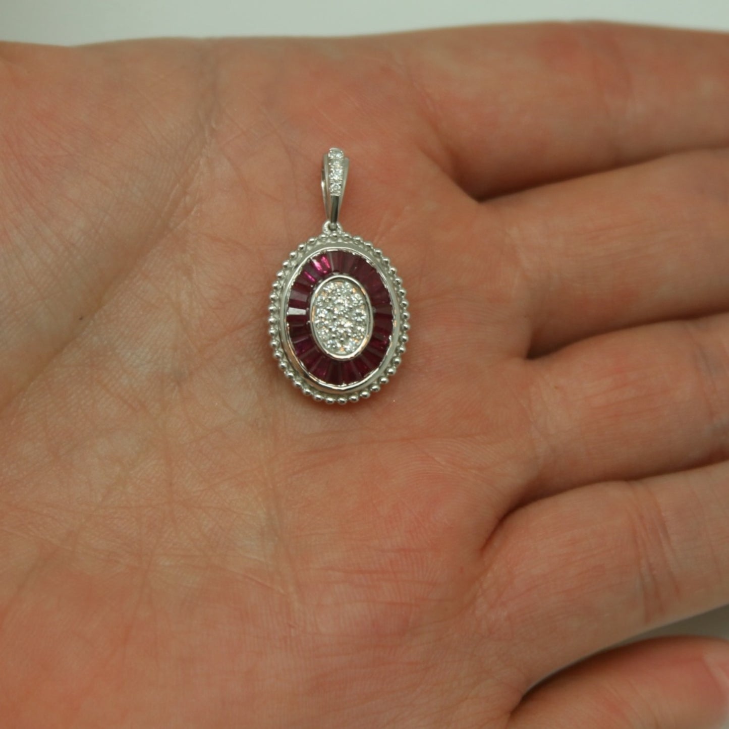 COLLAR OVAL RUBI Y DIAMANTES