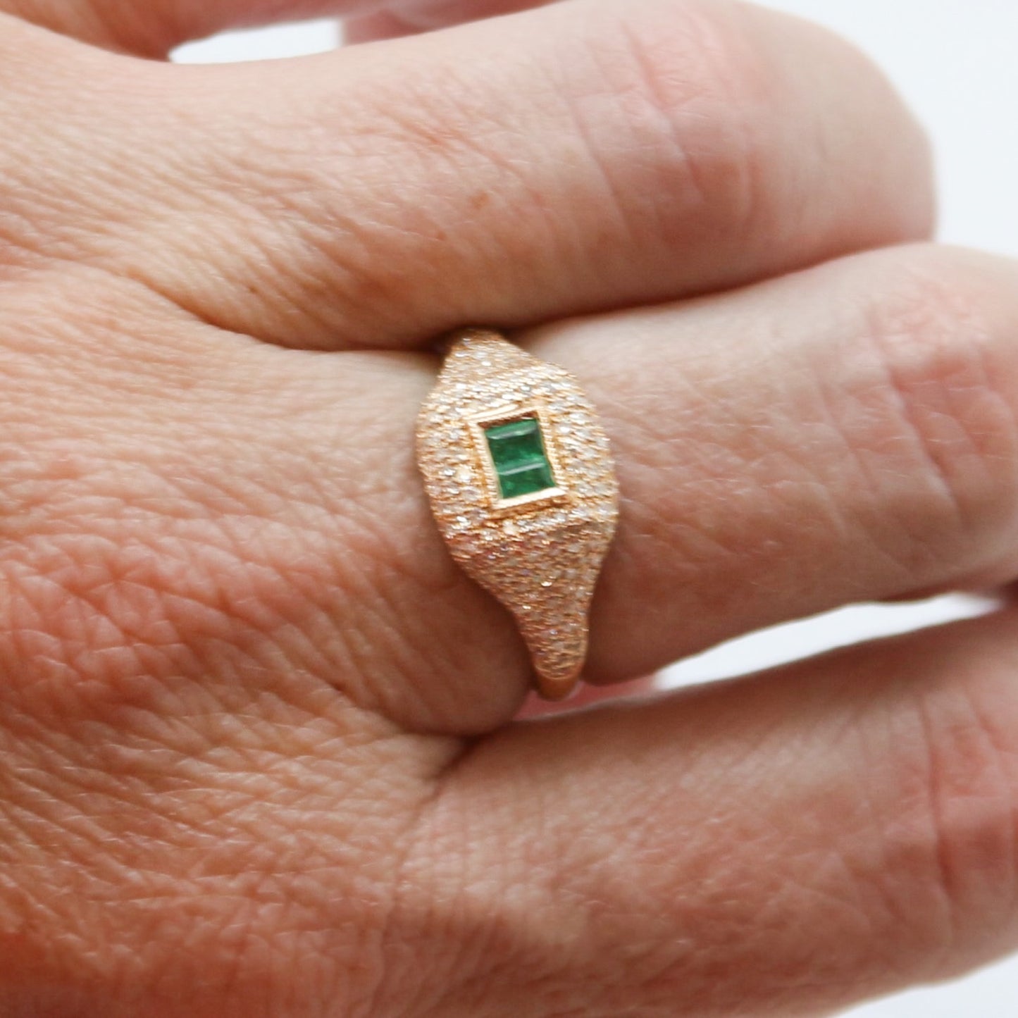 ANILLO SELLO ESMERALDA Y DIAMANTES