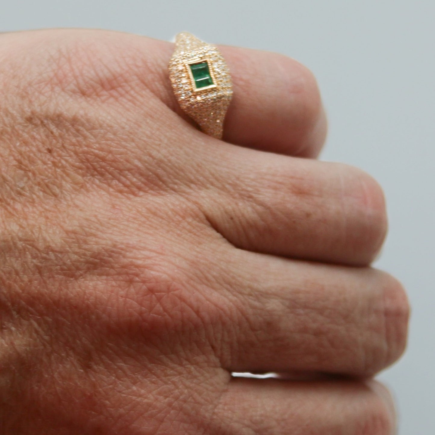 ANILLO SELLO ESMERALDA Y DIAMANTES