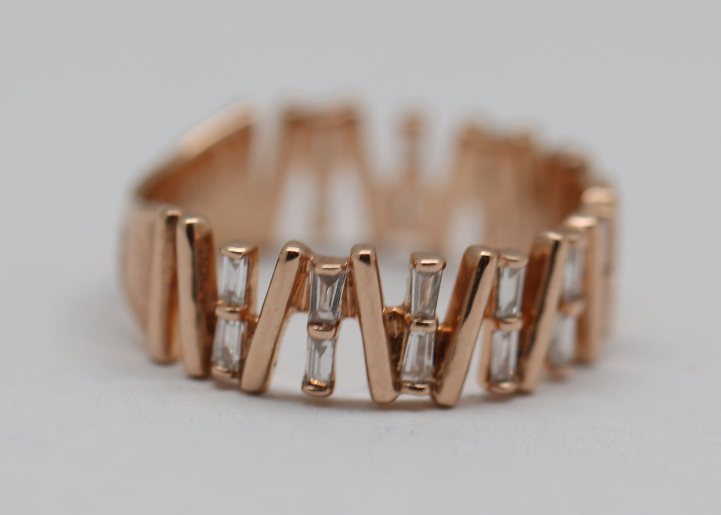 ANILLO GRUESO CHUECO DIAMANTES