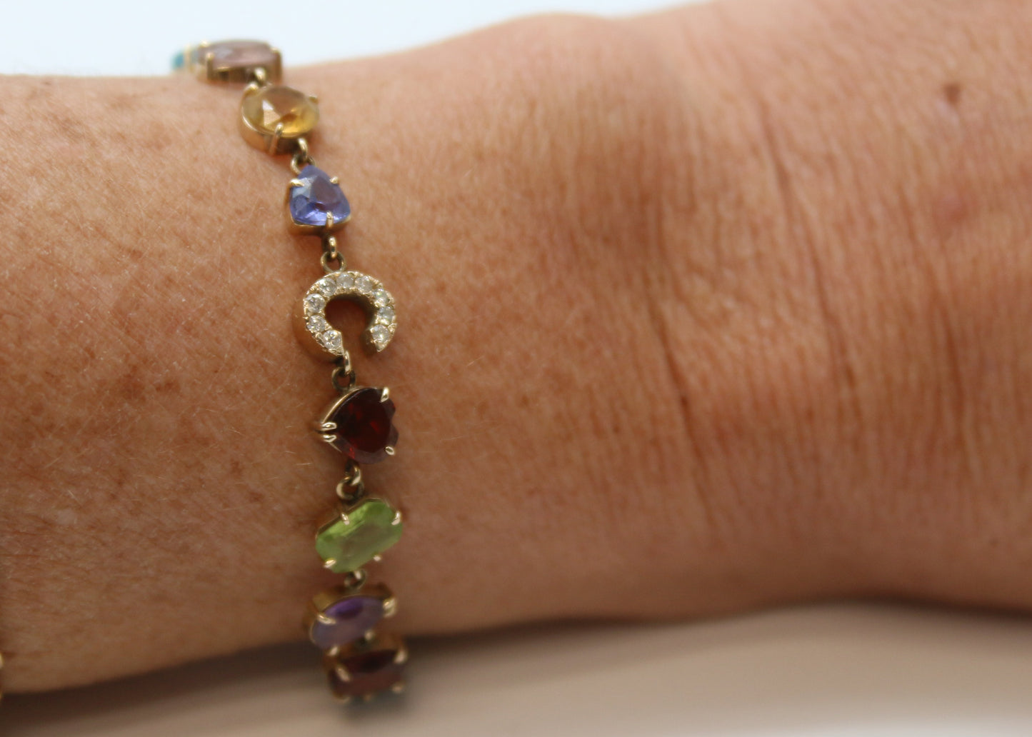 PULSERA CON INICIAL Y PIEDRAS DE NACIMIENTO