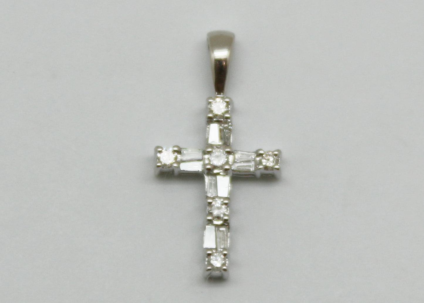 CRUZ ORO BLANCO DIAMANTES Y BAGUETTES