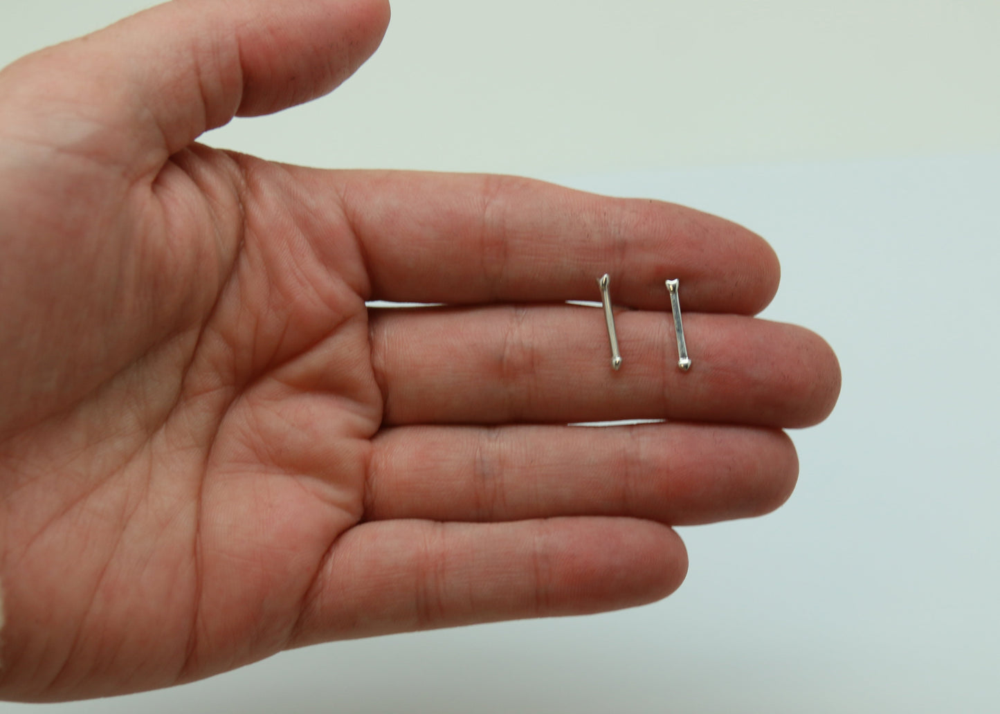 ARETES FLECHA ORO BLANCO