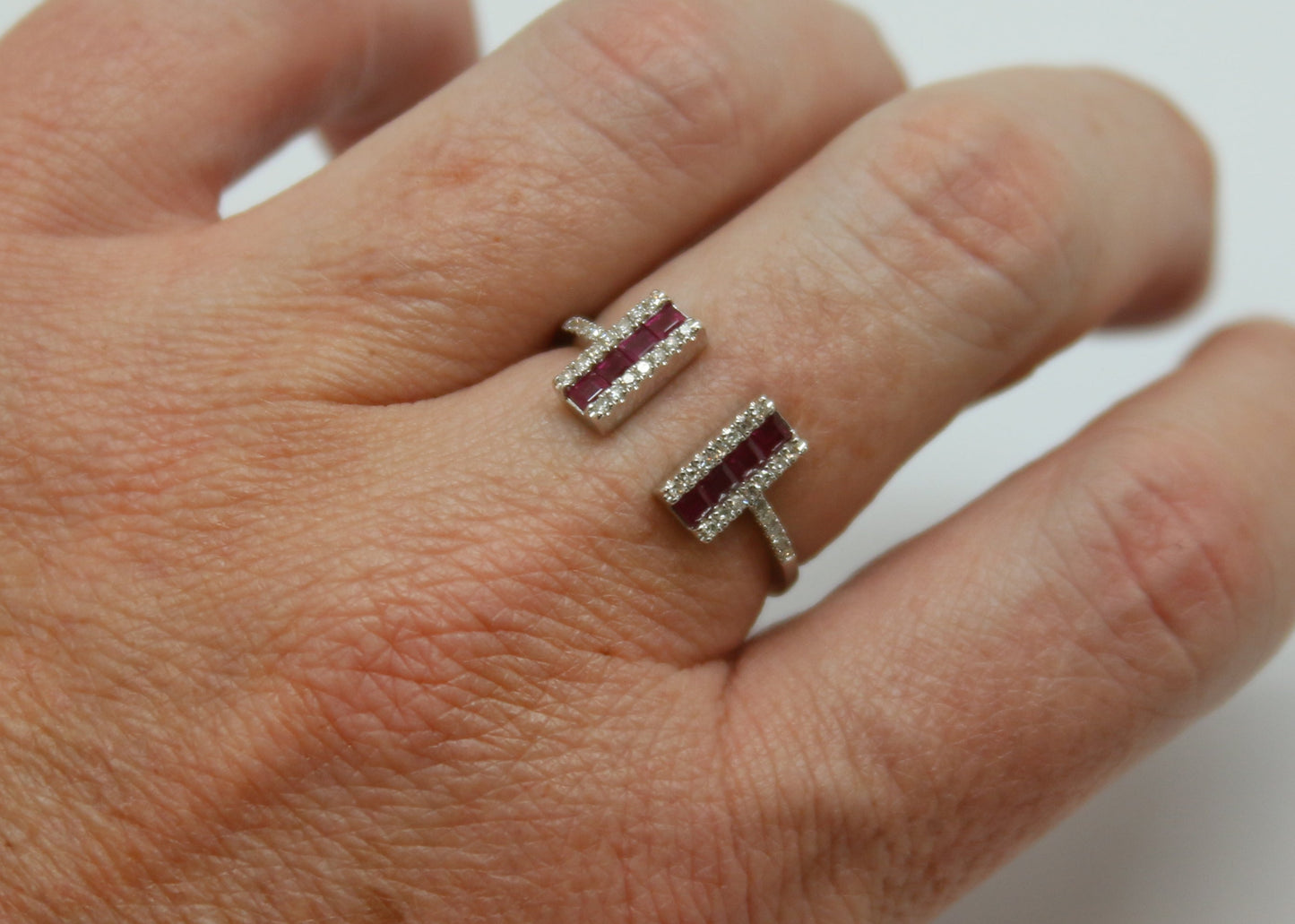 ANILLO ABIERTO RUBIES