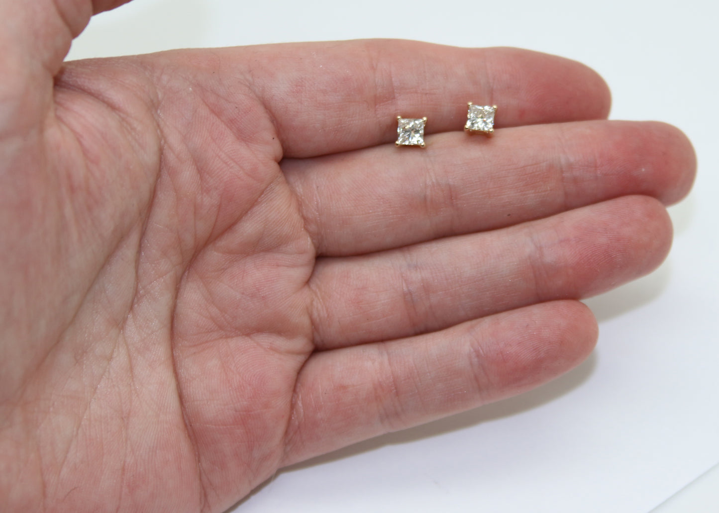 BROQUELES 1.00 CT PRINCESS LAB GROWN