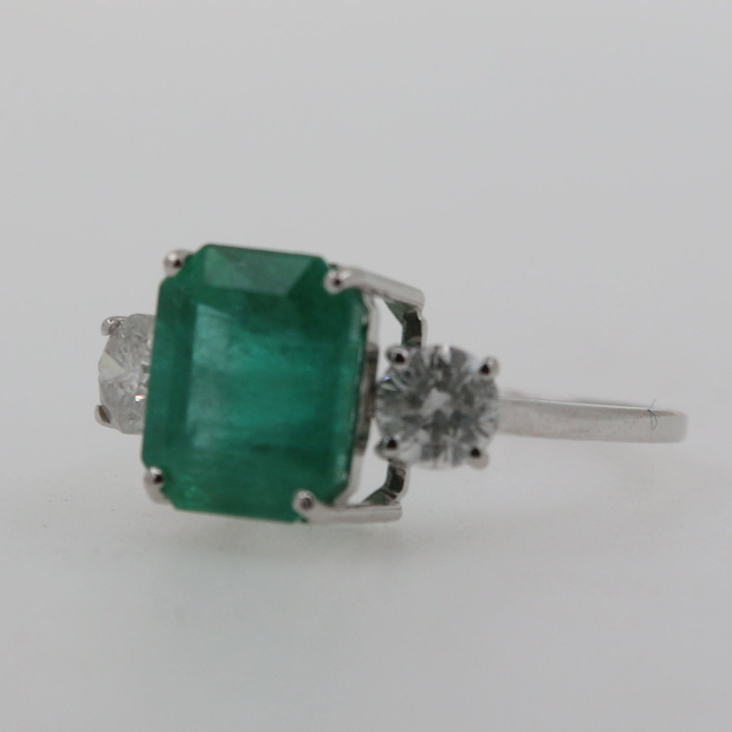 ANILLO ESMERALDA DOS DIAMANTES