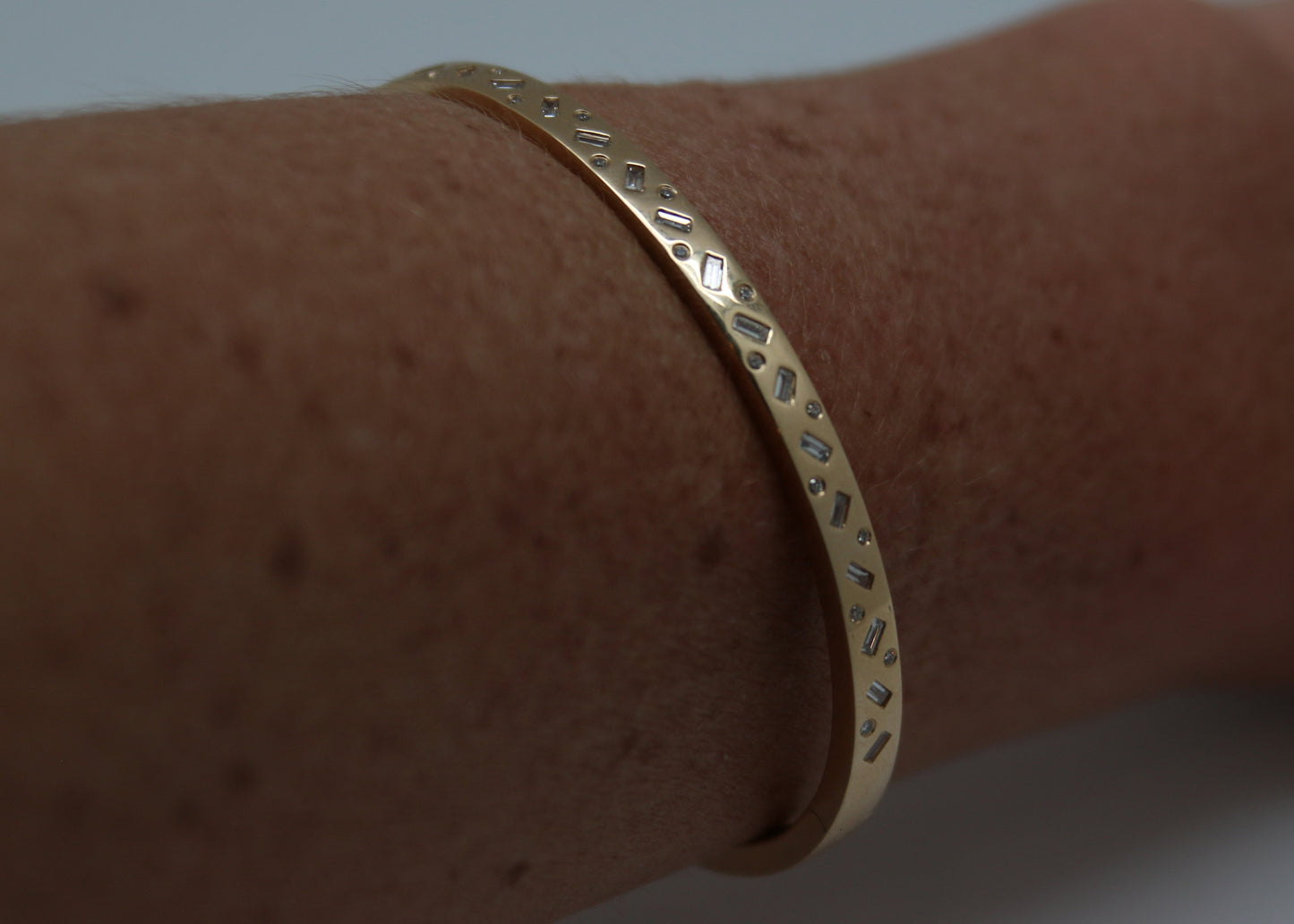 BANGLE PUNTOS Y RAYAS ORO AMARILLO