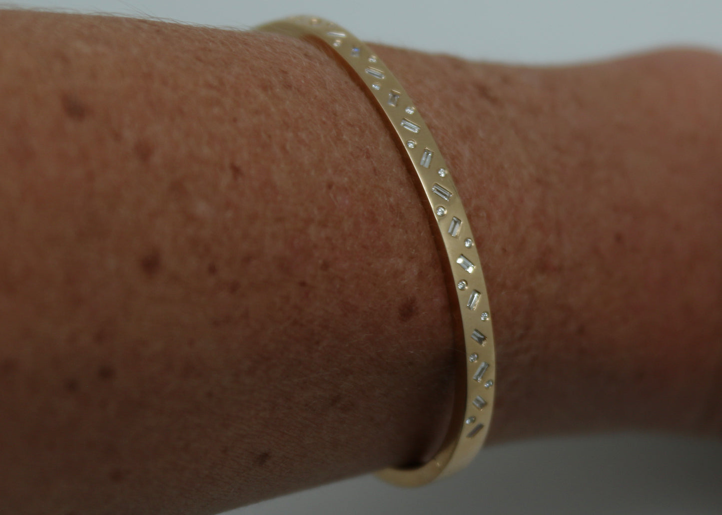 BANGLE PUNTOS Y RAYAS ORO AMARILLO