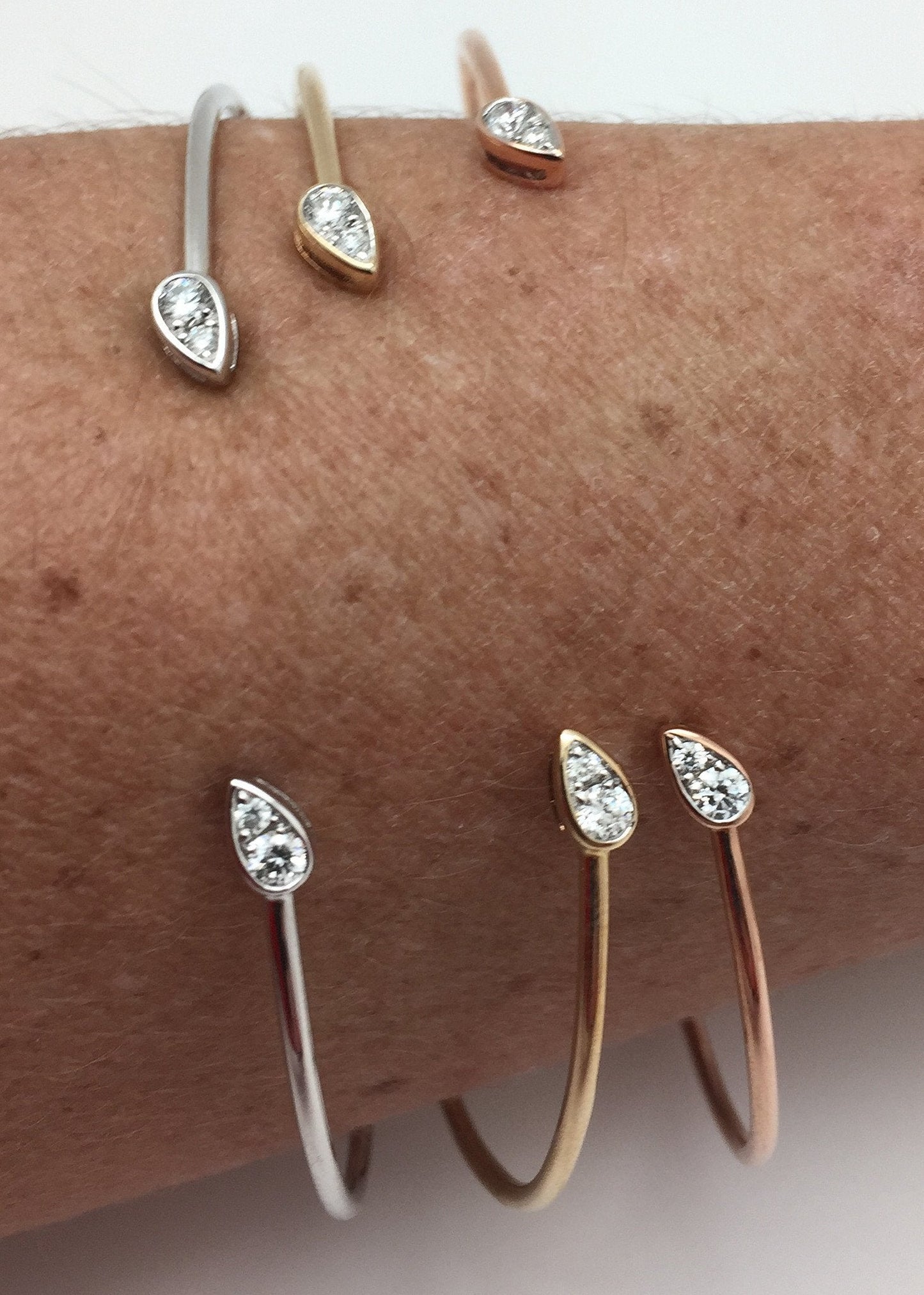 PULSERA RIGIDA ORO BLANCO GOTA