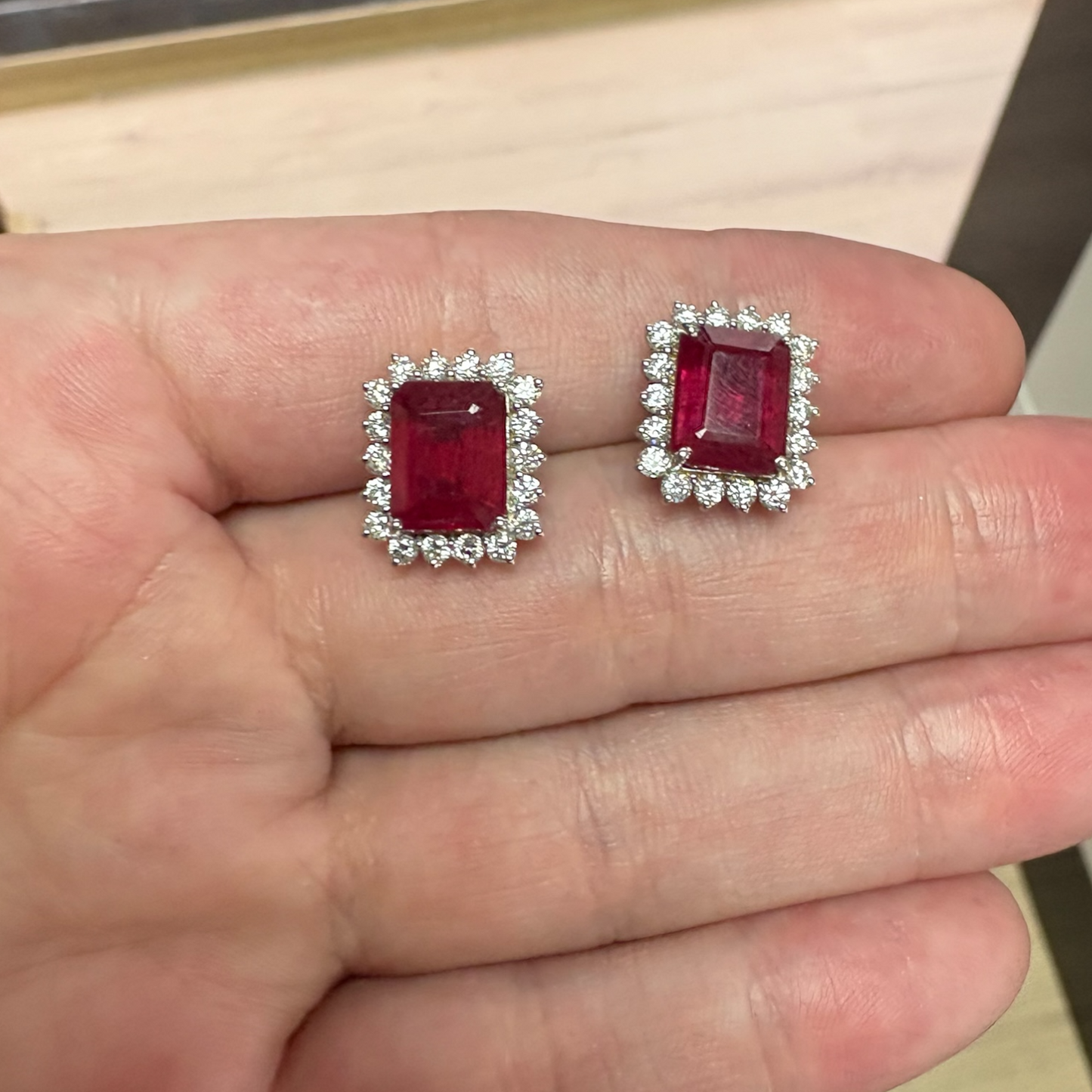 ARETES RUBI HALO