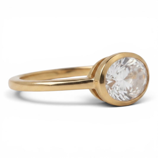 ANILLO OVAL BISEL LAB GROWN