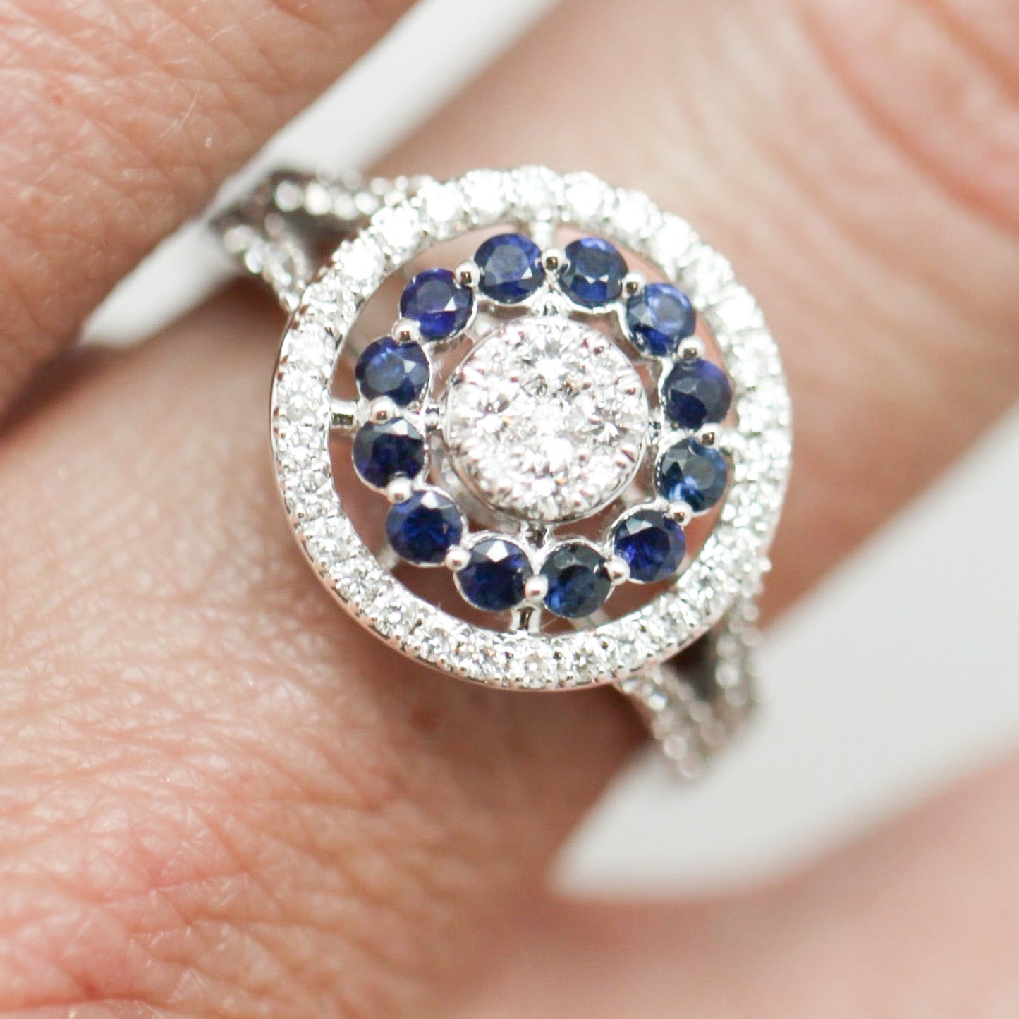 ANILLO REDONDO ZAFIRO Y DIAMANTES