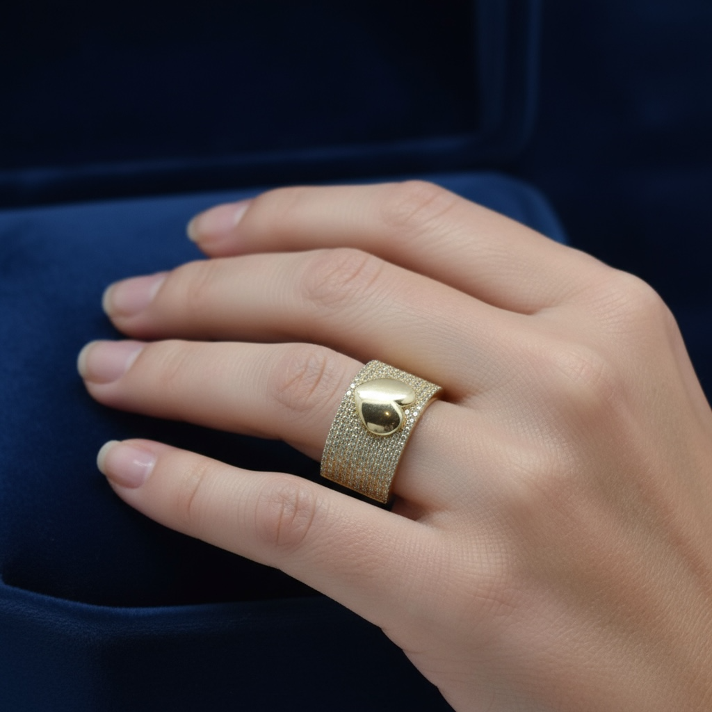 ANILLO GRUESO CORAZON Y DIAMANTES