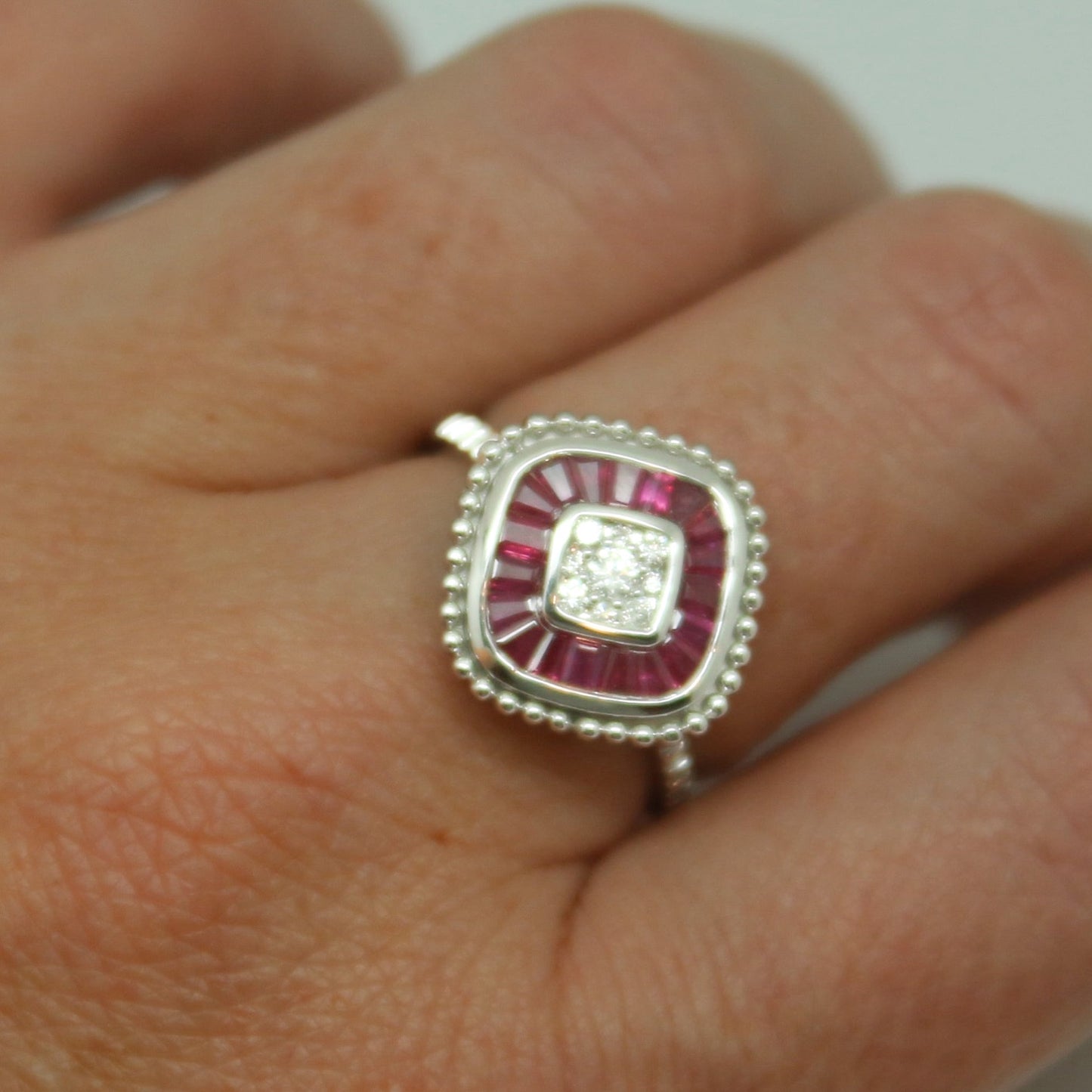 ANILLO ROMBO RUBI Y DIAMANTES
