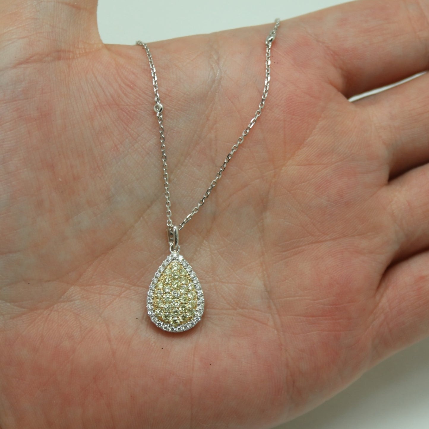 COLLAR GOTA DIAMANTES AMARILLOS