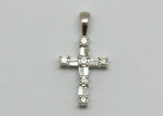 CRUZ ORO BLANCO DIAMANTES Y BAGUETTES