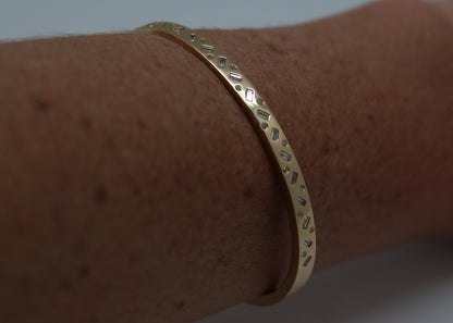 BANGLE PUNTOS Y RAYAS ORO AMARILLO