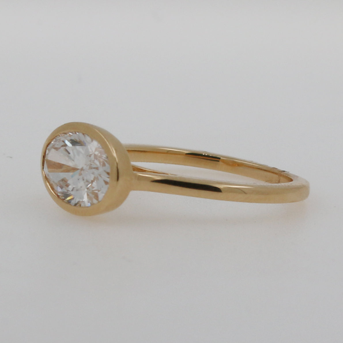 ANILLO OVAL BISEL LAB GROWN