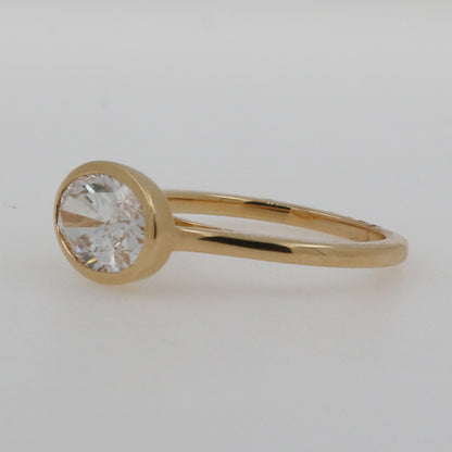 ANILLO OVAL BISEL LAB GROWN